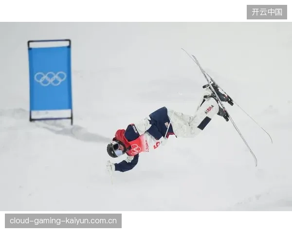 自由式滑雪选手极限翻转空中停顿半秒，网友直呼“违反物理”